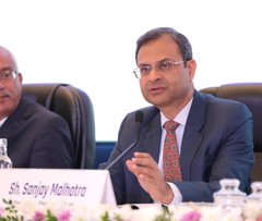 airnews_kolkata's tweet image. #আকাশবাণী_সংবাদ_কলকাতা
কেন্দ্রীয় অর্থমন্ত্রী নির্মলা সীতারামন রাজস্থানের জয়পুরে আজ, একটি #Budge-পরবর্তী আলোচনা সভায় যোগ দেন। বিভিন্ন অতি ক্ষুদ্র, ক্ষুদ্র ও মাঝারী শিল্প, স্টার্ট আপ এবং ব্যাঙ্কিং সংস্থার প্রতিনিধি সহ অংশীদারদের সঙ্গে মতবিনিময় করেন।
#AmritKaalBudget