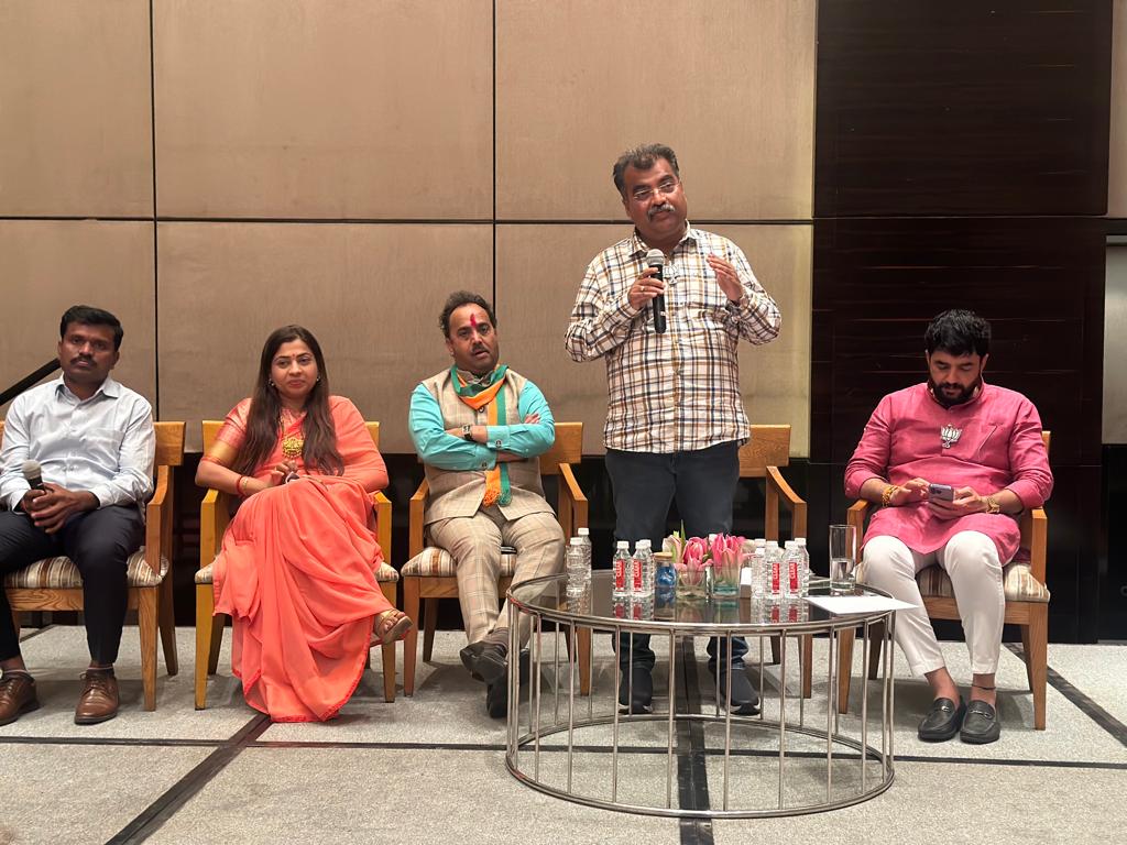 RaviDadaChavan's tweet photo. भाजपा सोशल मीडिया (महाराष्ट्र प्रदेश) यांच्या वतीने आयोजित करण्यात आलेली 'Tech मंथन २०२३' ची सोशल मीडिया बैठक भाजपा युवा मोर्चा राष्ट्रीय अध्यक्ष मा. श्री. तेजस्वी सूर्या यांच्या प्रमुख उपस्थितीत पुणे येथे पार पडली.
#TechManthan #BJP #Maharashtra https://t.co/YZOPBzY2sK
