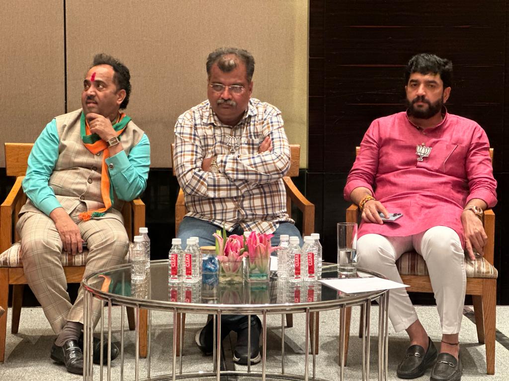 RaviDadaChavan's tweet photo. भाजपा सोशल मीडिया (महाराष्ट्र प्रदेश) यांच्या वतीने आयोजित करण्यात आलेली 'Tech मंथन २०२३' ची सोशल मीडिया बैठक भाजपा युवा मोर्चा राष्ट्रीय अध्यक्ष मा. श्री. तेजस्वी सूर्या यांच्या प्रमुख उपस्थितीत पुणे येथे पार पडली.
#TechManthan #BJP #Maharashtra https://t.co/YZOPBzY2sK