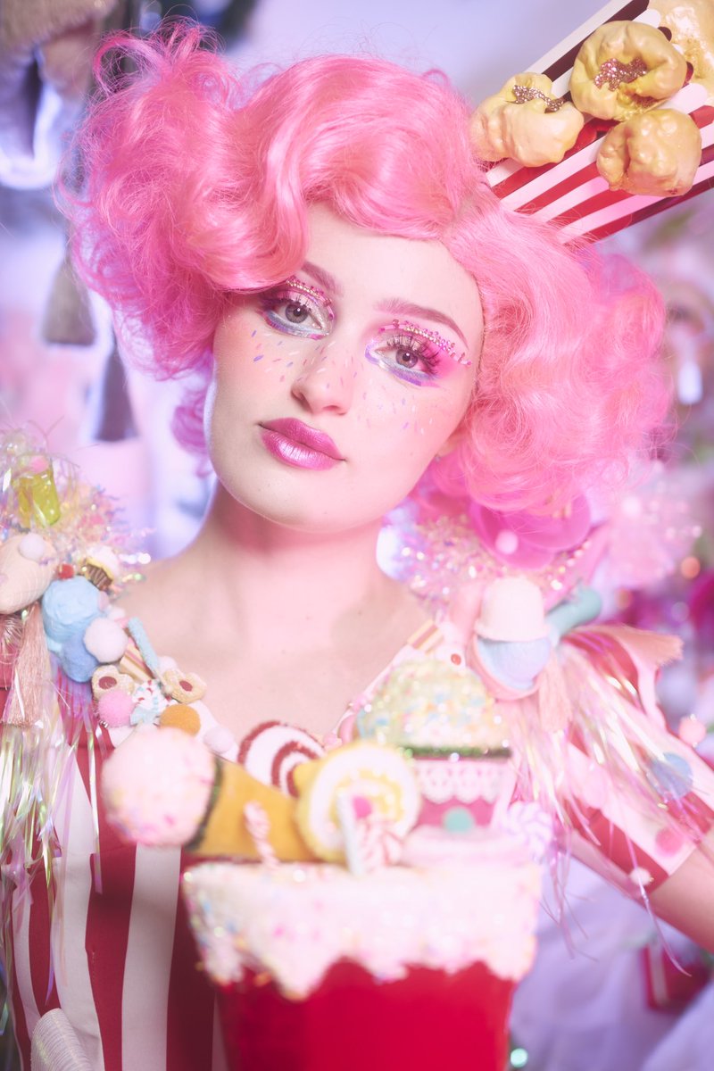 c_b_cameron's tweet photo. Introducing Poppy Floss.
I actually made (base was from OP Shop) in 2019 and never got around to shooting it!
Model Jamie Taljaard
Shoot Location A Dash Of Christmas Southport
Outfit, Make-up, Wig and Photos by me! https://t.co/wH0MNLlxbk