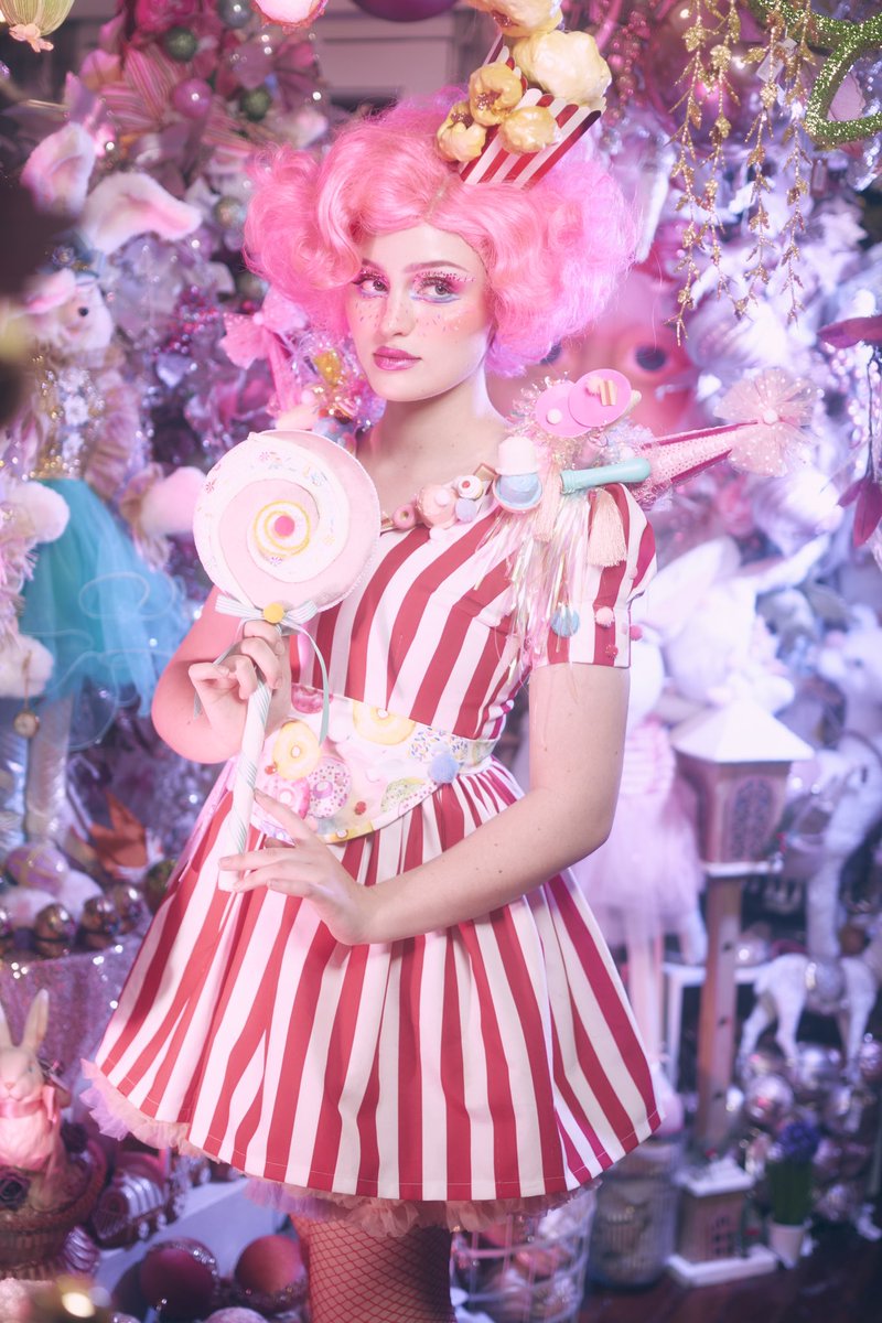 c_b_cameron's tweet photo. Introducing Poppy Floss.
I actually made (base was from OP Shop) in 2019 and never got around to shooting it!
Model Jamie Taljaard
Shoot Location A Dash Of Christmas Southport
Outfit, Make-up, Wig and Photos by me! https://t.co/wH0MNLlxbk