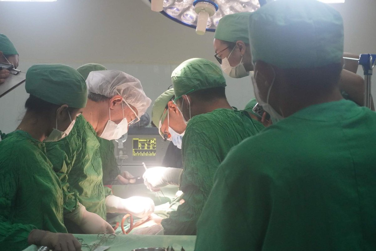 本日は3歳の女の子の巨大な胸腔内腫瘍の手術。術前のカンファレンスで日本の専門家達の意見は手術が困難いうのが大勢だった。ところが抗がん剤が効かなくなり腫瘍は再拡大し始めた。果たして摘出できるのか？不安を抱えたまま手術突入。やはり手術は大変だった。右肺半分と腫瘍を全摘出し無事終了した