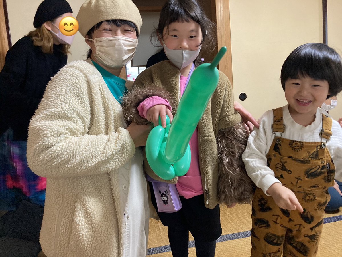 MEETS0417's tweet photo. 2月19日(日)、こども食堂さくらで、
バルーンアート作りと、3階の屋根裏カフェのお手伝いをさせて頂きました。
バルーンアートが得意な方にいくつか教えてもらったのですが、なかなか上手くできませんでした。
屋根裏カフェでは、子どもたちに、お菓子やジュースの提供をしました。 https://t.co/9yp11qITMO