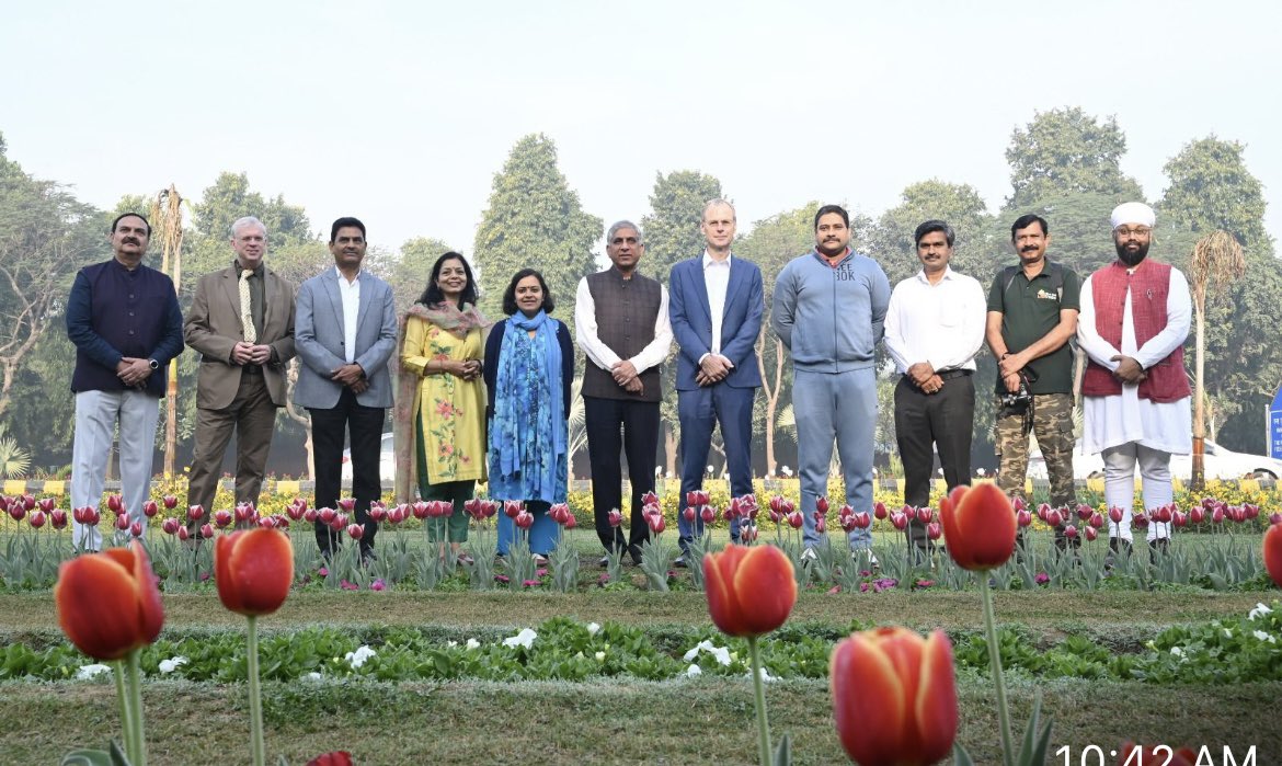 BergMarten's tweet photo. A wonderful walk with NDMC Chairman Shri Amit Yadav along the famous Dutch 🌷. @tweetndmc Please enjoy wonderful tulips in #NewDelhi and #dontmiss Tulip Walk org by #NDMC &amp; explore Journey of #tulips in India &amp; Netherlands. Don’t miss the Maitri tulip! 
#NDMCTulipFestival https://t.co/5qaF6CYcIM