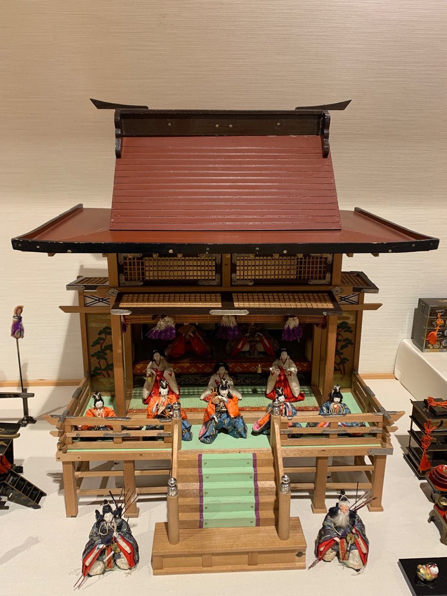 この館タイプの雛飾りは「御殿飾り ごてんかざり」と言います。 館の奥