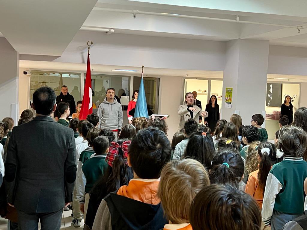 DogaOkullari's tweet photo. Kahramanmaraş merkezli depremlerde hayatını kaybeden öğrencilerilerimiz, öğretmenlerimiz, çalışanlarımız ve vatandaşlarımız için tüm kampüslerimizde bir dakikalık saygı duruşunun ardından İstiklal Marşımız okundu.🇹🇷 https://t.co/dLlDuRiu1n