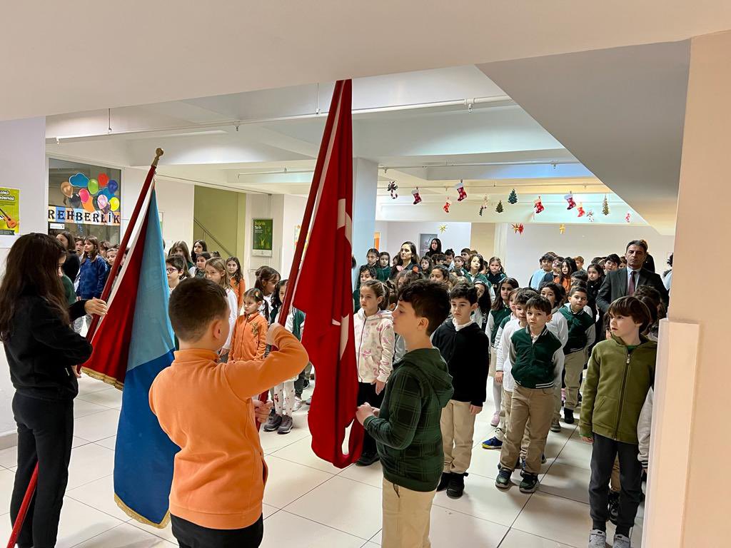 DogaOkullari's tweet photo. Kahramanmaraş merkezli depremlerde hayatını kaybeden öğrencilerilerimiz, öğretmenlerimiz, çalışanlarımız ve vatandaşlarımız için tüm kampüslerimizde bir dakikalık saygı duruşunun ardından İstiklal Marşımız okundu.🇹🇷 https://t.co/dLlDuRiu1n