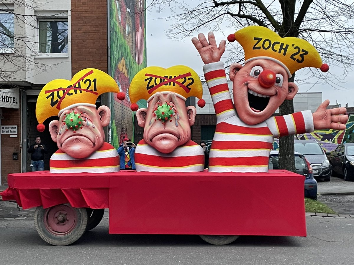 Die ersten Wagen verlassen die Wagenbauhalle  #karneval2023
#rosenmontag
#helau
#Düsseldorf
