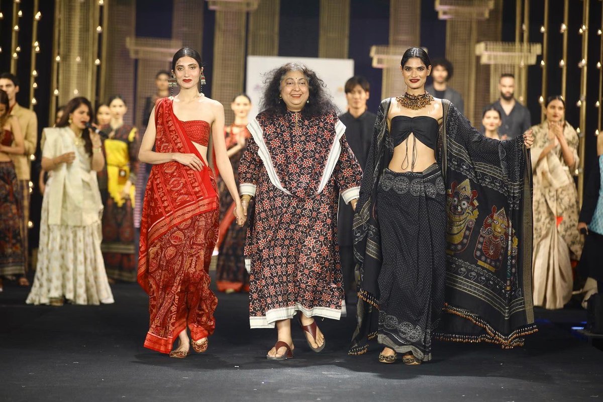 Featuring designer @officialmadhujain’s collection at the ‘My Handloom - My Pride’ show curated by the FDCI under the aegis of the Ministry of Textiles and DC (Handloom) on 16th Feb 2023 at the Surajkund Crafts Mela.