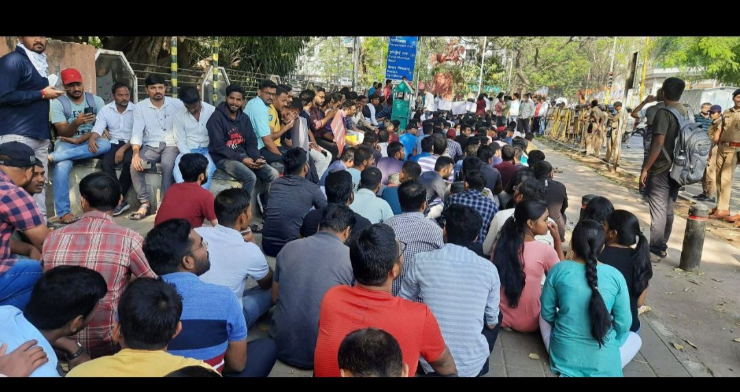 mortal84197341's tweet photo. #EknathShinde
साहेब निर्णय झाला आता अंमलबजावणी कधी करणार ? मायबाप सरकार विदयार्थी परत रस्त्यावर उतरला आहे त्याला न्याय द्या. झालेल्या निर्णयाची अंमलबजावणी करा 🙏
@CMOMaharashtra @Dev_Fadnavis
#MPSC_आंदोलन
#Descriptive2025
#Postpone_Descriptive_till_2025 https://t.co/El3a193I4t