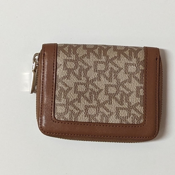 LVoutlander's tweet photo. So good I had to share! Check out all the items I'm loving on @Poshmarkapp #poshmark #fashion #style #shopmycloset #everlast #dkny: https://t.co/UjMslZ1Jjg https://t.co/mDXXDQTxwX