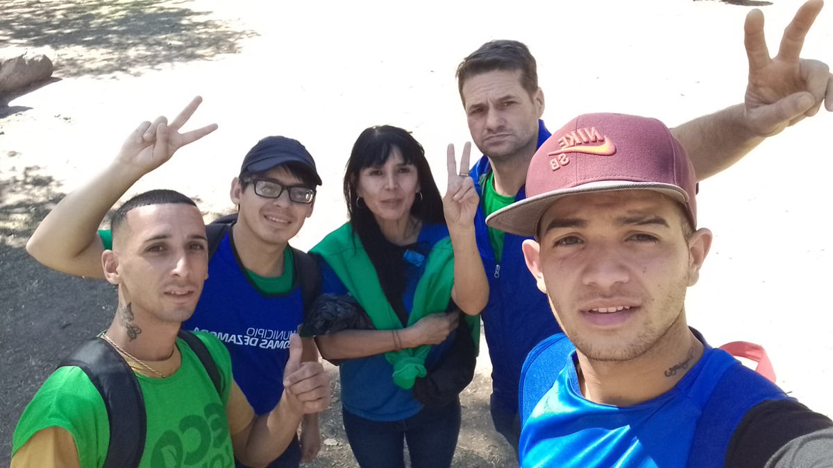 TemperleyEste's tweet photo. 🎉 Carnaval 

👉🏻 El equipo de la Delegación, estuvo colaborando en la prevención, cuidado de vallas y limpieza para que los/as vecinos/as puedan disfrutar la fiesta del #Carnaval2023 en el Parque Eva Perón. Hubo desfile de murga, colectividades, artistas y más.

#LomasEsEnEquipo https://t.co/nPbjtZenag