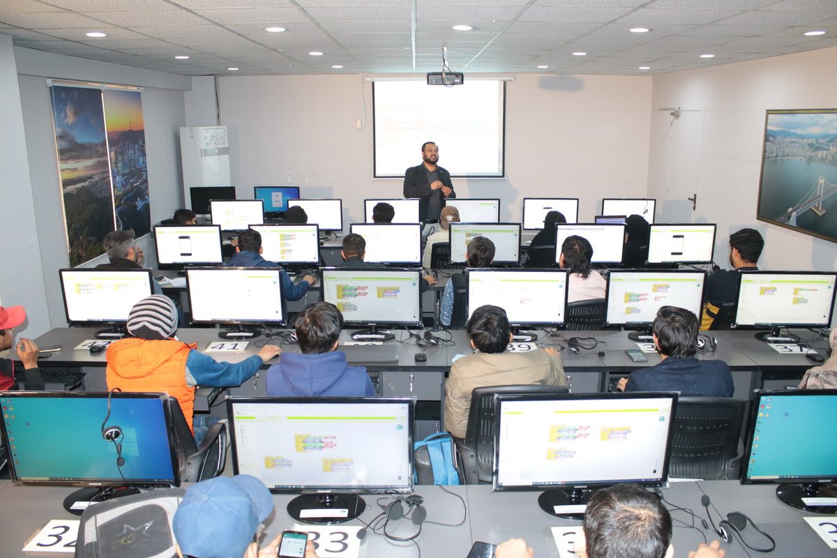 VUPakistan's tweet image. Under the great management of PDC, the Virtual University conducted a successful workshop on Mobile Application Development using MIT App Inventor at Davis Road Campus.
Read Full story at: vu.edu.pk/NewsDetails.as…
#MobileAppDevelopment #MITAppInventor #HandsOnTraining #PDCVU