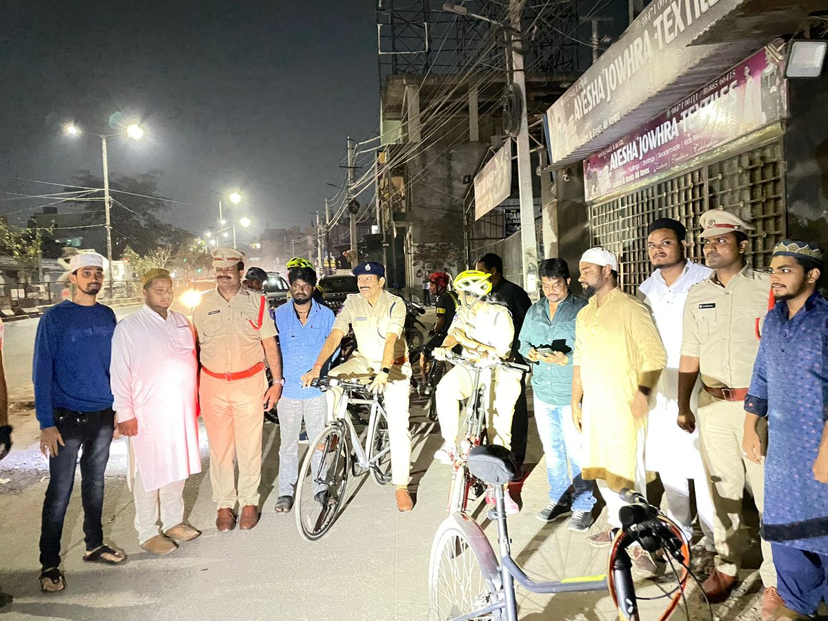 CybMypur's tweet photo. In the intervening night of 18/19 -02-23. DCP Madapur Smt K Shilapavally madam  along  ACP, SHO Miyapur,   conducted cycle patrolling at Premnagar and Aditya nagar,  Hafeezpet, Madapur , Kondapur  in the view of Shabbe E Meeraj and Sivaraatri festival. SCSC traffic volunteers. https://t.co/3ioPBshTWn