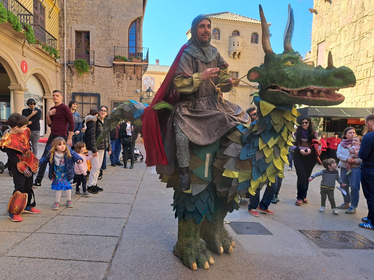 Aquest cap de setmana hem assistit al #FestivalDeTitelles del <a href="/PobleEspanyol/">Poble Espanyol</a>! 🎭

Des de la Fundació, vam arribar a un acord amb el Festival per obtenir una acreditació especial per als Grups Xarxa Local. Així, hem pogut gaudir d'espectacles d'allò més divertits!

Repetirem 🎉