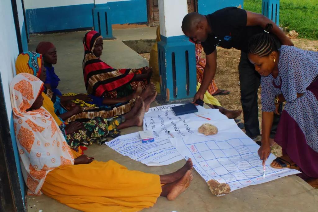 LANGOTANZANIA's tweet photo. Shirika la LANGO likifanya mafunzo kwa vitendo Kwa wanajamii wa kijiji cha Mchinga-1 kuhusu Uraghbishi hususani katika mbinu mbalimbali zinazomuwezesha mwanajamii kuibua changamoto zilizopo kwenye jamii yake na kuandaa mpango kazi wa kutatua changamoto hizo. @Twaweza_NiSisi https://t.co/XXF3eLNaL6