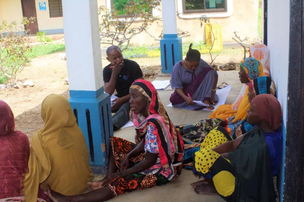 LANGOTANZANIA's tweet photo. Shirika la LANGO likifanya mafunzo kwa vitendo Kwa wanajamii wa kijiji cha Mchinga-1 kuhusu Uraghbishi hususani katika mbinu mbalimbali zinazomuwezesha mwanajamii kuibua changamoto zilizopo kwenye jamii yake na kuandaa mpango kazi wa kutatua changamoto hizo. @Twaweza_NiSisi https://t.co/XXF3eLNaL6