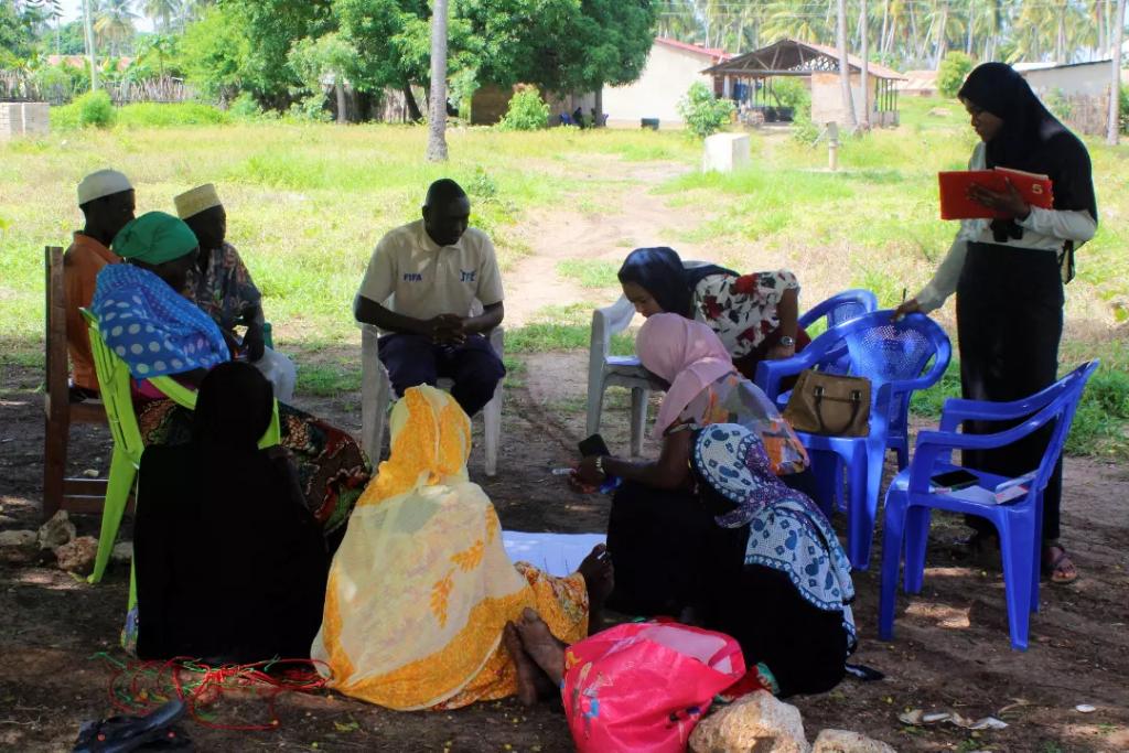LANGOTANZANIA's tweet photo. Shirika la LANGO likifanya mafunzo kwa vitendo Kwa wanajamii wa kijiji cha Mchinga-1 kuhusu Uraghbishi hususani katika mbinu mbalimbali zinazomuwezesha mwanajamii kuibua changamoto zilizopo kwenye jamii yake na kuandaa mpango kazi wa kutatua changamoto hizo. @Twaweza_NiSisi https://t.co/XXF3eLNaL6