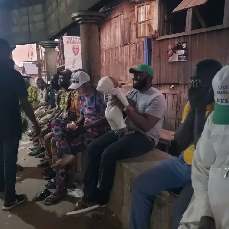 GbayiMedia's tweet photo. A good way to start the new week  

Our visit to our people in the riverine area. 

Happy New Week☺️😘

#pdp
#pdpdrums 
#people 
#gbayi 
#atikulated 
#lagosmainland 
#lagosnigeria https://t.co/w5E8JNtD95