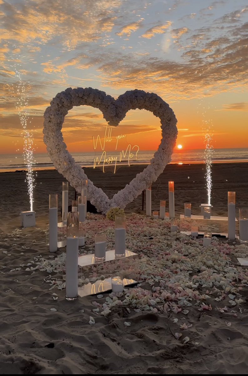 jilypri's tweet image. I want to be proposed on a mad beautiful 😍 sunset 🌅 close to the beach 🏝 
I want to hear the waves 🌊 say congratulations 🎉 to me 
And also my mom get to witness it from Heaven ❤️🕊
#andsoitis