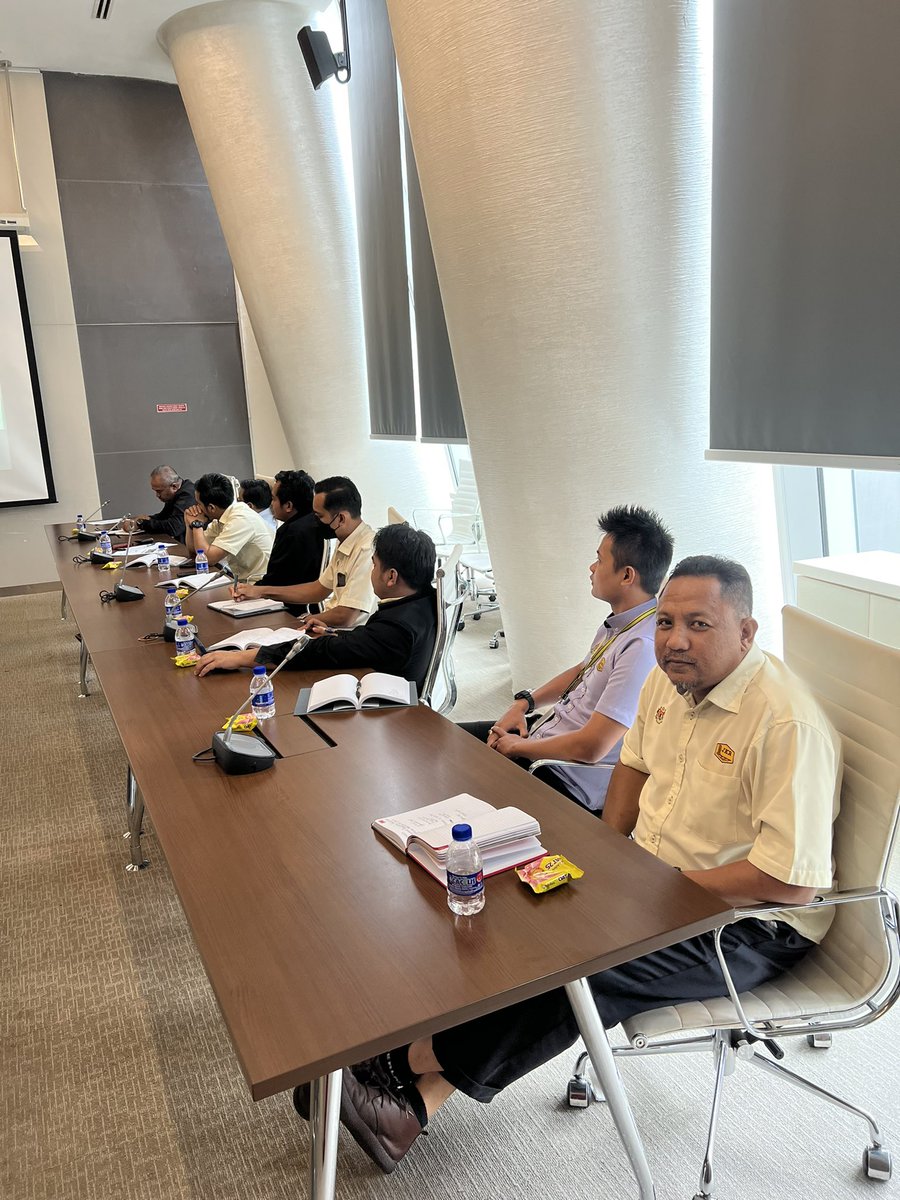 Satu taklimat ringkas Pengurusan Aset Alih: Topik Pemeriksaan disampaikan oleh Pn. Norhanisa bt Azmi, Urusetia Aset Alih CDPK kepada ahli JK Aset Alih CKM dalam Mesy. Penyelarasan JK Peng. Aset Alih CKM Bil 1/2023 yang dipengerusikan oleh JMPK Ir. Adam Sidek pada petang ini.