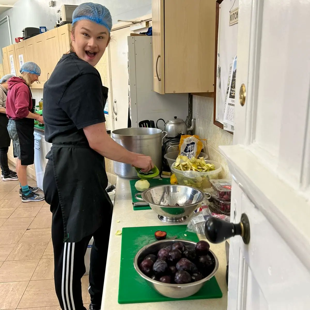 FoodCycle_BHam's tweet photo. Many thanks to @bhamwsmkt
traders who continue to give @foodcyclehq  donations every week. Your support is having a phenomenal impact on enabling our community dining to continue across Birmingham and the black country. 
Thank you for all you do 🙏🏻 https://t.co/0YN29rfvUz