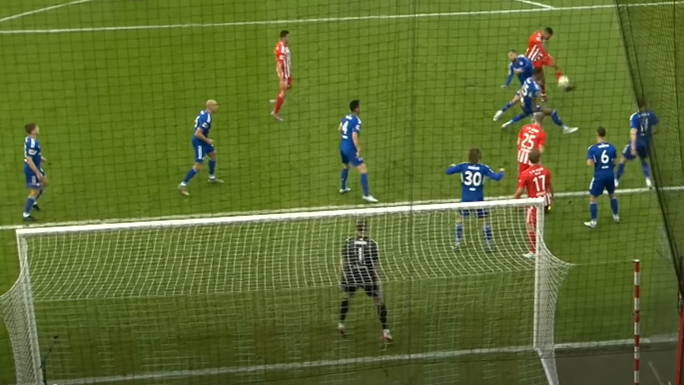 SaschaFltr's tweet photo. #Fährmann macht zwar den Auftaktsprung, kommt aber rechtzeitig in die Aktion. Wählt richtigerweise die Übergreiftechnik. Er muss den Ball so nur auf die Hand fallen lassen & benötigt weniger Kraft, als mit rechts den Ball aktiv drüber zu lenken.
#FCUS04 #S04 #Schalke04 https://t.co/3AYGwVXgoK
