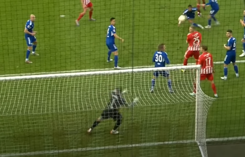 SaschaFltr's tweet photo. #Fährmann macht zwar den Auftaktsprung, kommt aber rechtzeitig in die Aktion. Wählt richtigerweise die Übergreiftechnik. Er muss den Ball so nur auf die Hand fallen lassen & benötigt weniger Kraft, als mit rechts den Ball aktiv drüber zu lenken.
#FCUS04 #S04 #Schalke04 https://t.co/3AYGwVXgoK
