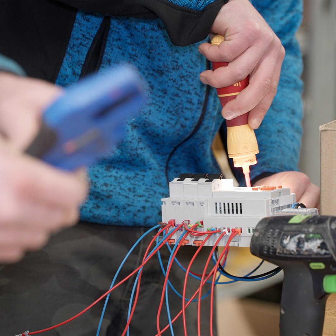 YESSSelectrique's tweet photo. Innoclair, entreprise développant des #microstations d’#assainissement, a fait appel aux équipes #YESSS Electrique et à l’électricien Franck Poirier pour disposer d’un coffret électrique #étanche, essentiel au bon fonctionnement des microstations.
Vidéo : https://t.co/1DRz3r52kZ https://t.co/ynVQrsBd9s
