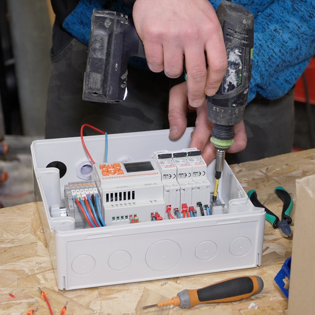YESSSelectrique's tweet photo. Innoclair, entreprise développant des #microstations d’#assainissement, a fait appel aux équipes #YESSS Electrique et à l’électricien Franck Poirier pour disposer d’un coffret électrique #étanche, essentiel au bon fonctionnement des microstations.
Vidéo : https://t.co/1DRz3r52kZ https://t.co/ynVQrsBd9s