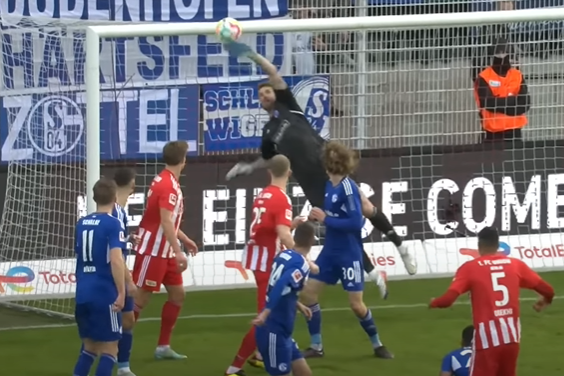 SaschaFltr's tweet photo. #Fährmann macht zwar den Auftaktsprung, kommt aber rechtzeitig in die Aktion. Wählt richtigerweise die Übergreiftechnik. Er muss den Ball so nur auf die Hand fallen lassen & benötigt weniger Kraft, als mit rechts den Ball aktiv drüber zu lenken.
#FCUS04 #S04 #Schalke04 https://t.co/3AYGwVXgoK