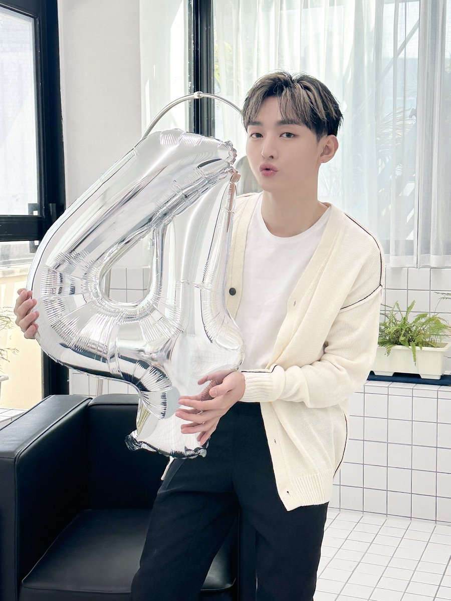 dori910308's tweet photo. 솔로 4주년 너무 축하해!
언제나 너의 발걸음을 따라 걸을게❤
#YJS_4TH_ANNIVERSARY
#윤지성_4주년_축하해 https://t.co/ytEXpkrUhI