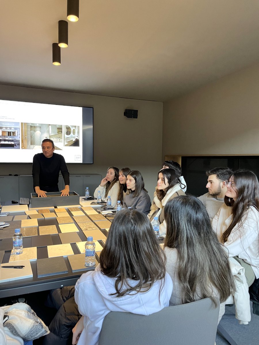 Creanavarra's tweet photo. Combinar la docencia con visitas a firmas que trabajan el diseño de una manera integral. El alumnado de Interiores tuvo un tour guiado por las exposiciones de #SaltokiHome, espacios específicos dedicados a la decoración y el interiorismo🤩 https://t.co/lihN8vcCJT