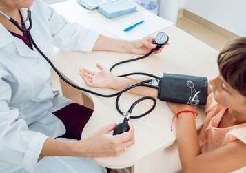 DrElbokhary's tweet photo. كيف نعرف الضغط الطبيعي للاطفال؟
90+(العمر×2) يطلع لك الضغط الطبيعي systolic
70+(العمر×2) يطلع لك الضغط اللي لو نزل الرقم عنه بيكون انخفاض ضغط Systolic
مثلا مريض عمره سنتين. نطبق عليه المعادله بيصير الناتج 74. لو نزل الضغط اقل من 74 يعتبر  انخفاض ضغط. https://t.co/QspZ0jNruj
