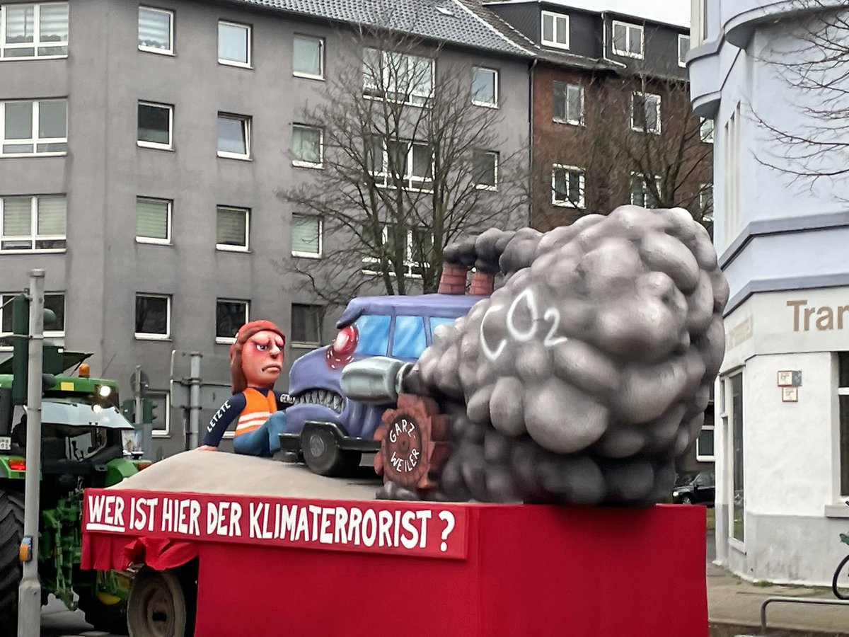 Auch ein #klimaaktivist rollt im Zoch mit 
#karneval2023
#rosenmontag
#helau
#Düsseldorf