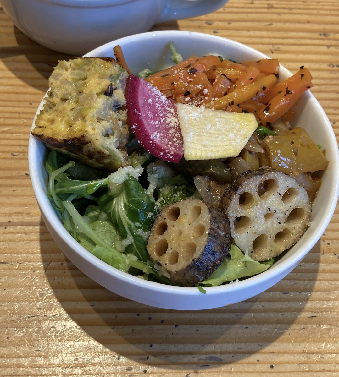 Stairs_ch's tweet photo. pizza amore NAKADAYAでランチを注文。
🥗自家栽培のサラダ＋ピザ＋ドリンクのセットを注文🍴

ピザ生地がもちもちで、なんといっても野菜が具沢山で美味しい美味しい✨ https://t.co/l2EWGn1tYV