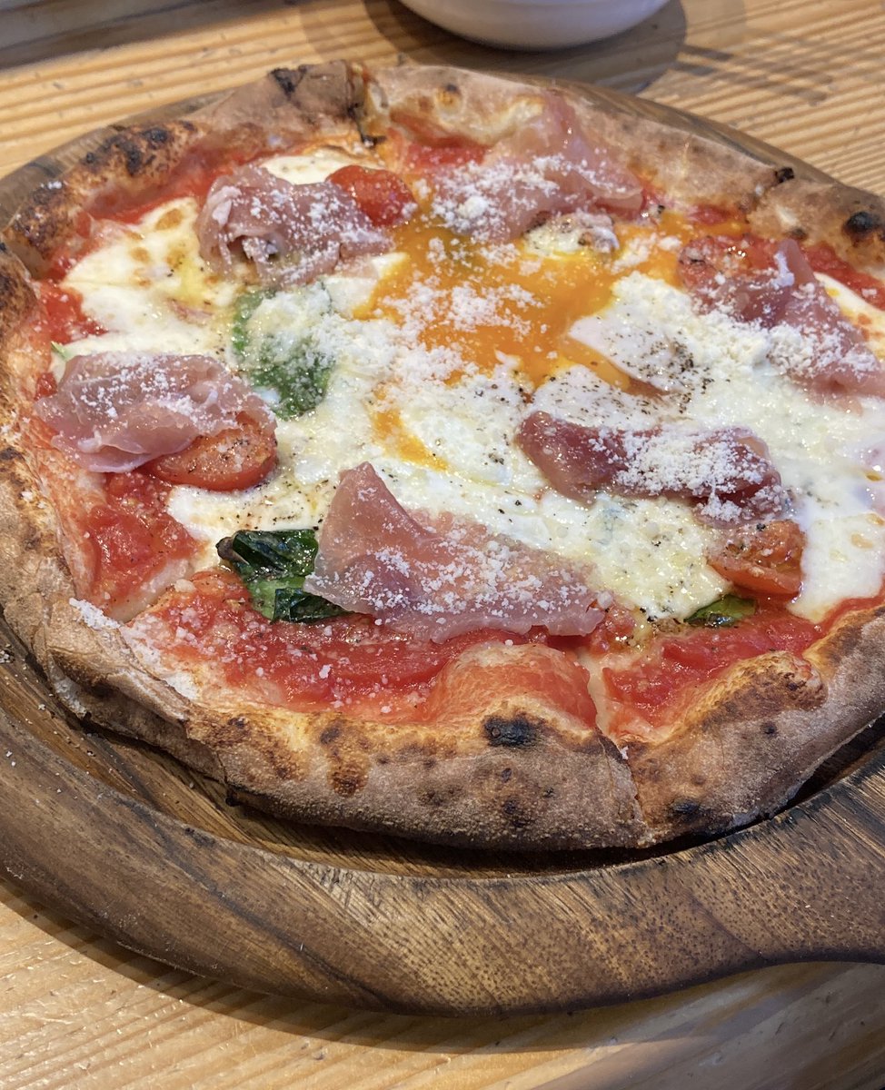Stairs_ch's tweet photo. pizza amore NAKADAYAでランチを注文。
🥗自家栽培のサラダ＋ピザ＋ドリンクのセットを注文🍴

ピザ生地がもちもちで、なんといっても野菜が具沢山で美味しい美味しい✨ https://t.co/l2EWGn1tYV