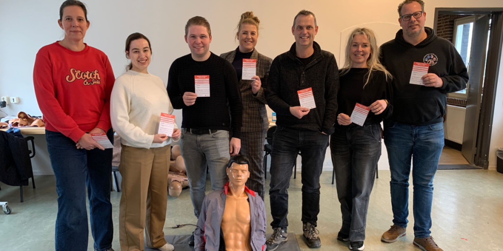 gempeelenmaas's tweet photo. De afgelopen weken hebben 17 personen raadsleden, burgercommissieleden en wethouders met succes een reanimatietraining gevolgd bij Stichting reanimatie- en AED onderwijs Helden en omstreken. Lees verder 👉 https://t.co/bAJmw7X9Ty #peelenmaas #reanimatie https://t.co/ccK6AbrPn4