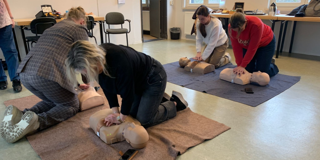 gempeelenmaas's tweet photo. De afgelopen weken hebben 17 personen raadsleden, burgercommissieleden en wethouders met succes een reanimatietraining gevolgd bij Stichting reanimatie- en AED onderwijs Helden en omstreken. Lees verder 👉 https://t.co/bAJmw7X9Ty #peelenmaas #reanimatie https://t.co/ccK6AbrPn4
