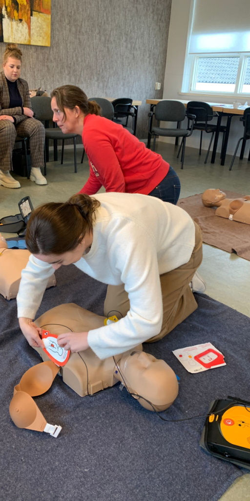 gempeelenmaas's tweet photo. De afgelopen weken hebben 17 personen raadsleden, burgercommissieleden en wethouders met succes een reanimatietraining gevolgd bij Stichting reanimatie- en AED onderwijs Helden en omstreken. Lees verder 👉 https://t.co/bAJmw7X9Ty #peelenmaas #reanimatie https://t.co/ccK6AbrPn4
