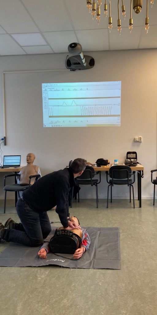 gempeelenmaas's tweet photo. De afgelopen weken hebben 17 personen raadsleden, burgercommissieleden en wethouders met succes een reanimatietraining gevolgd bij Stichting reanimatie- en AED onderwijs Helden en omstreken. Lees verder 👉 https://t.co/bAJmw7X9Ty #peelenmaas #reanimatie https://t.co/ccK6AbrPn4