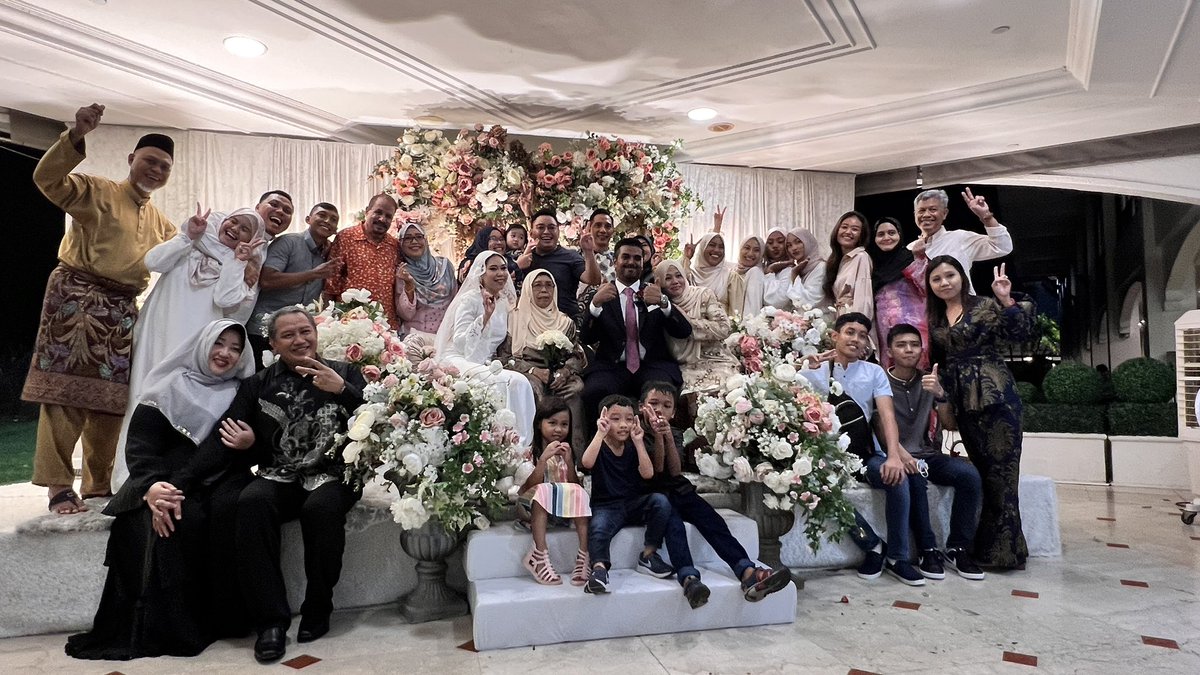 atiqah_aryani's tweet photo. My BFF’s immediate family from her side & husband’s side…
Her siblings call me their adopted sister…lols…
But yeah…when you have a large family, 200 sit down guests caused her stress when it came down to invites…
#AsianFamilyProblems https://t.co/YyrSTzuza3