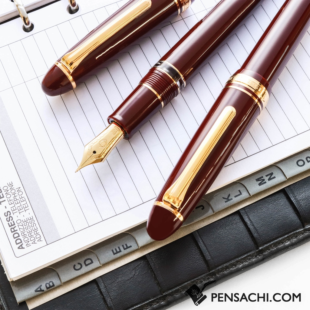 pen_sachi's tweet image. One takes ink in a form of a cartridge or converter, and one drinks right from the bottle. Which one would you choose?

SAILOR 1911 Large (Full size) Realo Fountain Pen - Wine Red
SAILOR 1911 Large (Full size) Fountain Pen - Maroon

#pensachi #pistonfiller #sailorpen #sailorjapan