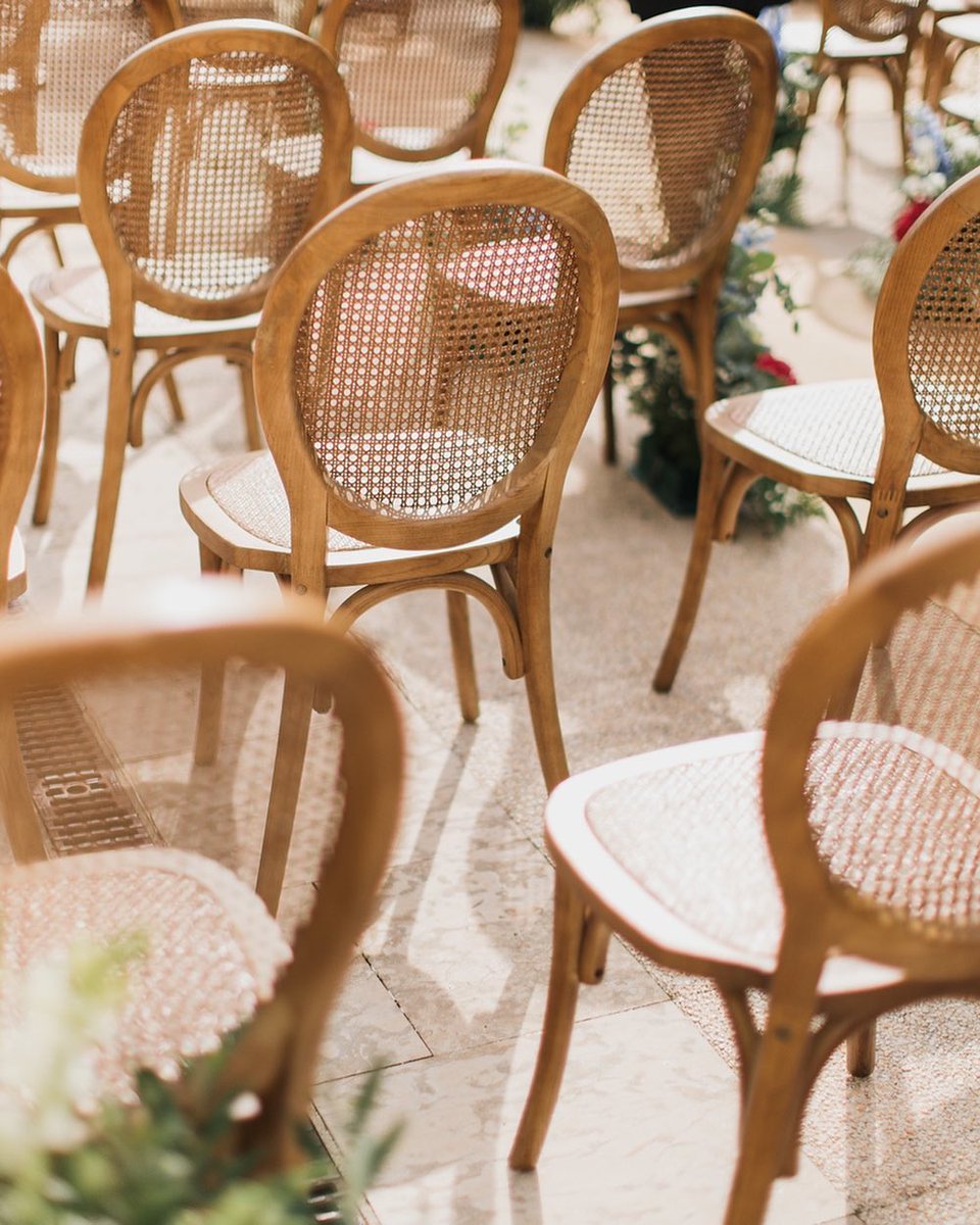 En el palacio todo está pensado al detalle y elegido con sumo mimo. Como las sillas medallón de estilo francés con asiento de ratán que no es porque sean nuestras pero es que son ideales. ☺️
Foto de @m2visualstudio.

#eventosaviles #bodaspalaciodeaviles