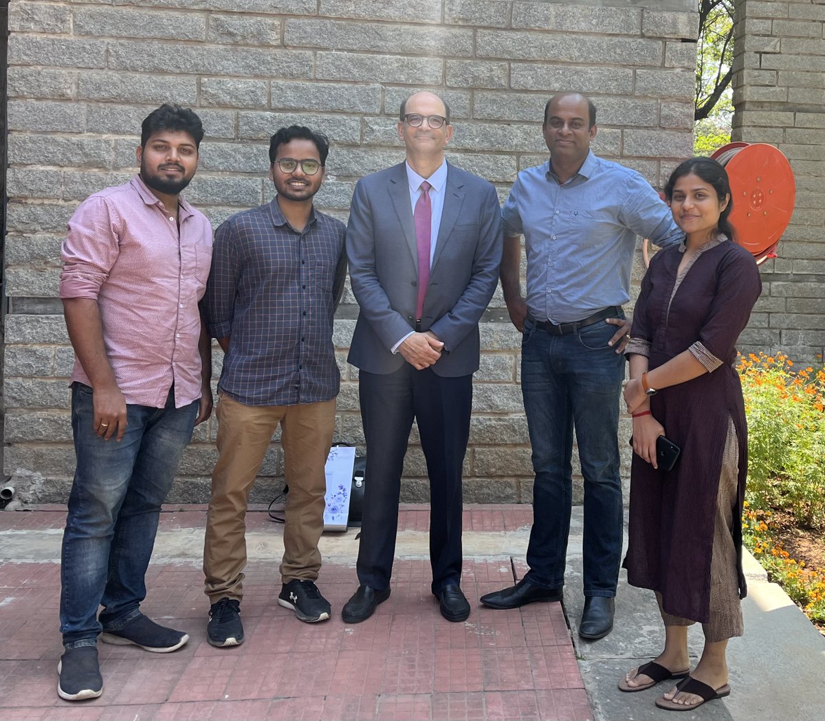 Authors meet JACS Editor-In-Chief: Risov Das (First author: pubs.acs.org/doi/full/10.10…), Ashutosh Kumar Singh (First author: pubs.acs.org/doi/10.1021/ja…) and Soumi Mondal (First author: pubs.acs.org/doi/full/10.10…) along with me got an opportunity to interact Prof. Erick Carreira at JNCASR.