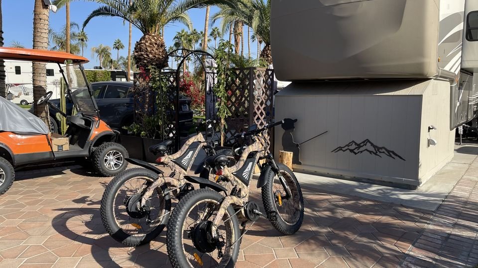 -One of the most romantic things is to ride out together. 🚵🚵‍♂️ #AOSTIRMOTOR #together #couple #ebike #Riding