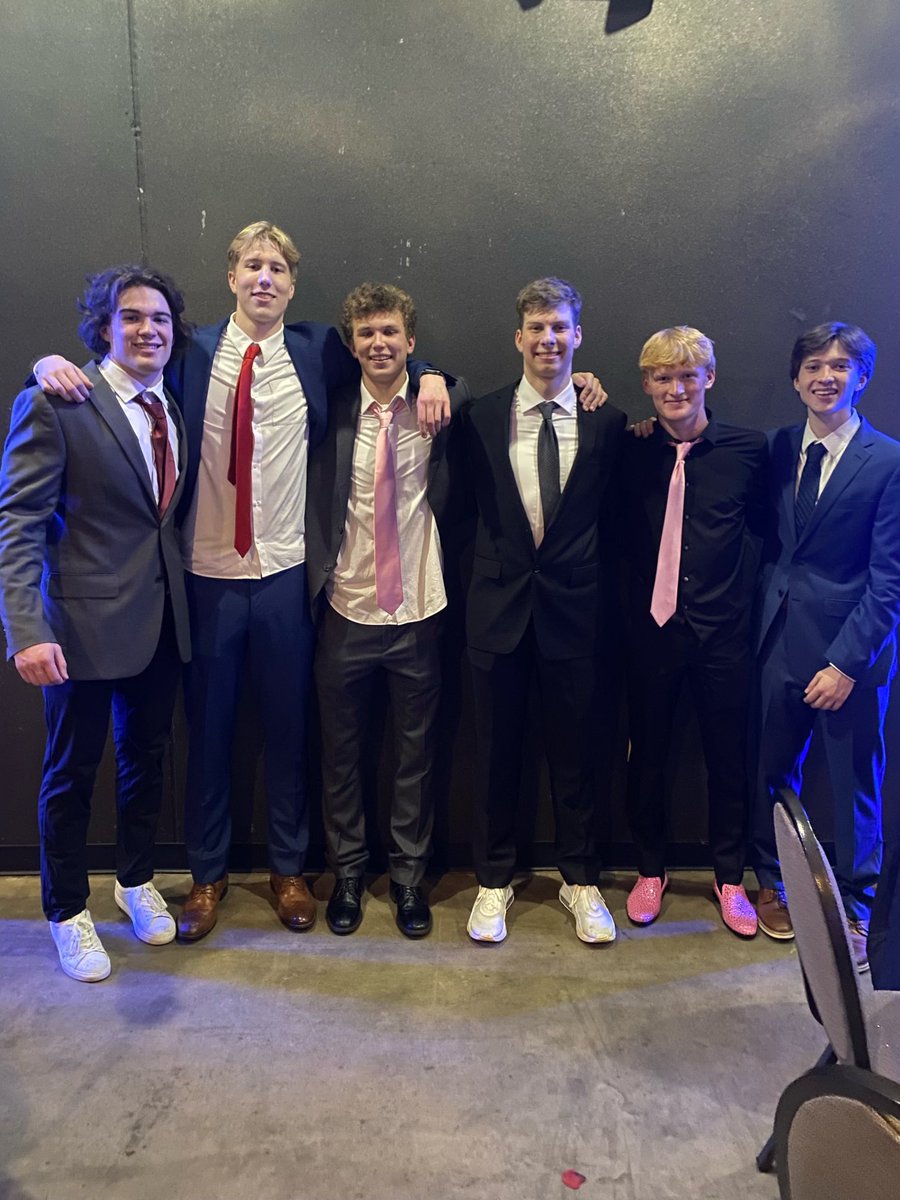 OGHOOPS's tweet photo. Some of our seniors looking dapper at tonight’s Winter Formal. 😎 https://t.co/DzgBImLGaC