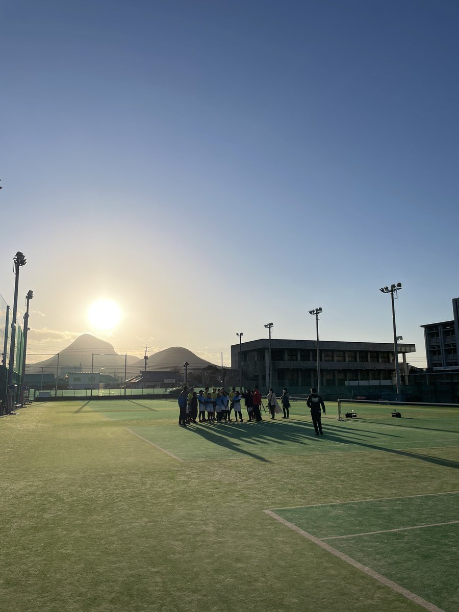 ST_Tamuken's tweet photo. 今日は『ソフトテニスをメジャーにしたいんや！』を合言葉に、全国のソフトテニス部を訪問する企画で香川県に行ってきます！

どこの学校に訪問してるか、分かるかなぁ？この景色で分かるかな？ユニフォームでバレちゃうか😳

#ソフトテニス
#たむけん https://t.co/Zp6nL4fFUE