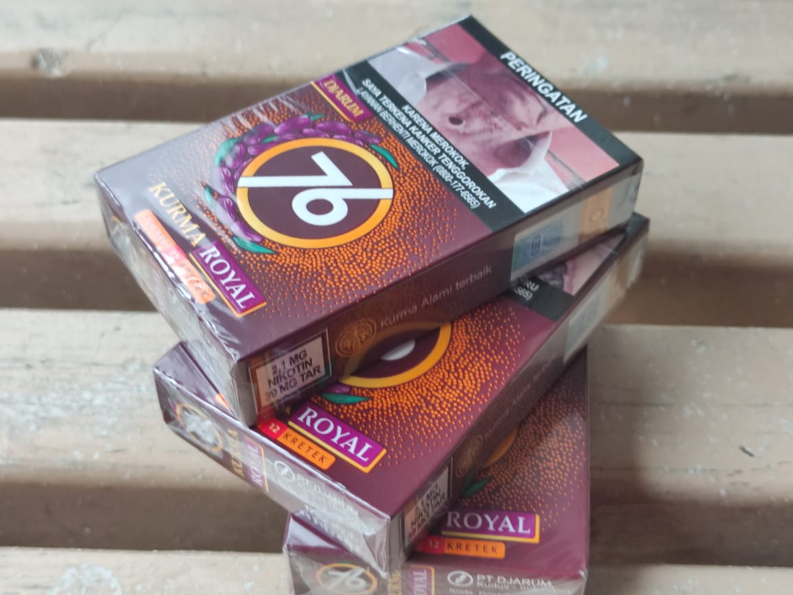 rokok_indonesia's tweet photo. Akhirnya nemu juga, Lur. Djarum 76 Kurma Royal di sebuah toko di Jakal. Harganya 15k.
Rasanya gimana, ya...
Besok deh dicicip sebat duabat.
Salam sebat. https://t.co/SgB6mQi8tn