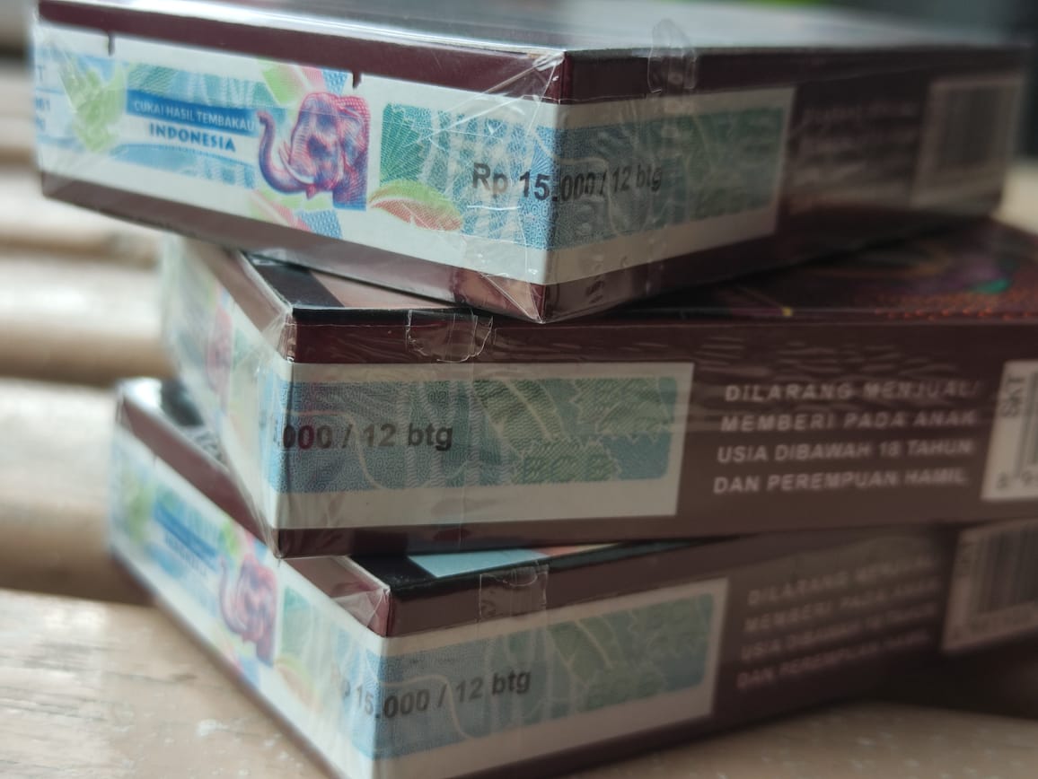 rokok_indonesia's tweet photo. Akhirnya nemu juga, Lur. Djarum 76 Kurma Royal di sebuah toko di Jakal. Harganya 15k.
Rasanya gimana, ya...
Besok deh dicicip sebat duabat.
Salam sebat. https://t.co/SgB6mQi8tn